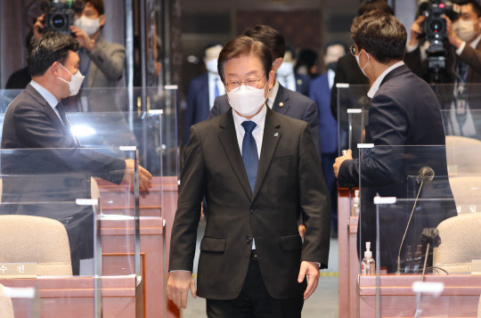 이재명 더불어민주당 대표가 10일 국회에서 열린 의원총회에 참석하고 있다. 연합뉴스.